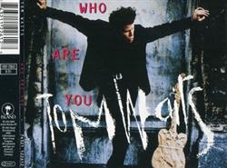 ouvir online Tom Waits - Who Are You